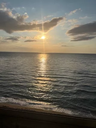 Contact - Dilek Plandsoen - ondergaande zon vanaf het strand richting zee